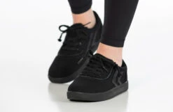 Black To The Floor BILLY CS Sneaker Low Tops 21 Black To The Floor BILLY CS Sneaker Low Tops -Outlet Billy Footwear Store BK22343 001 studio standing 2 940x614 d360bf7e 3203 45e3 a652 d043b21da531