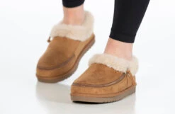 Chestnut BILLY Cozy Slippers 21 Chestnut BILLY Cozy Slippers -Outlet Billy Footwear Store BK22446 250 studio standing 2 940x614 19751d46 da96 4906 9ef1 d7e60eea1d84